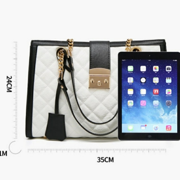 BLACK HAND BAG WITH GOLD CHAIN AND BUCKLE.(KELOLA DS) BRAND SIZE 35'24'1… - Picture 3 of 3